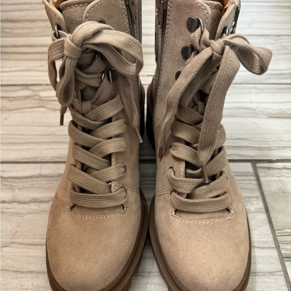 Universal Thread Beige Lace-Up Combat Boots